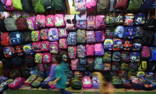 اللجنة الشعبية في جنين تتسلم 1000 حقيبة مدرسية ...تفاصيل