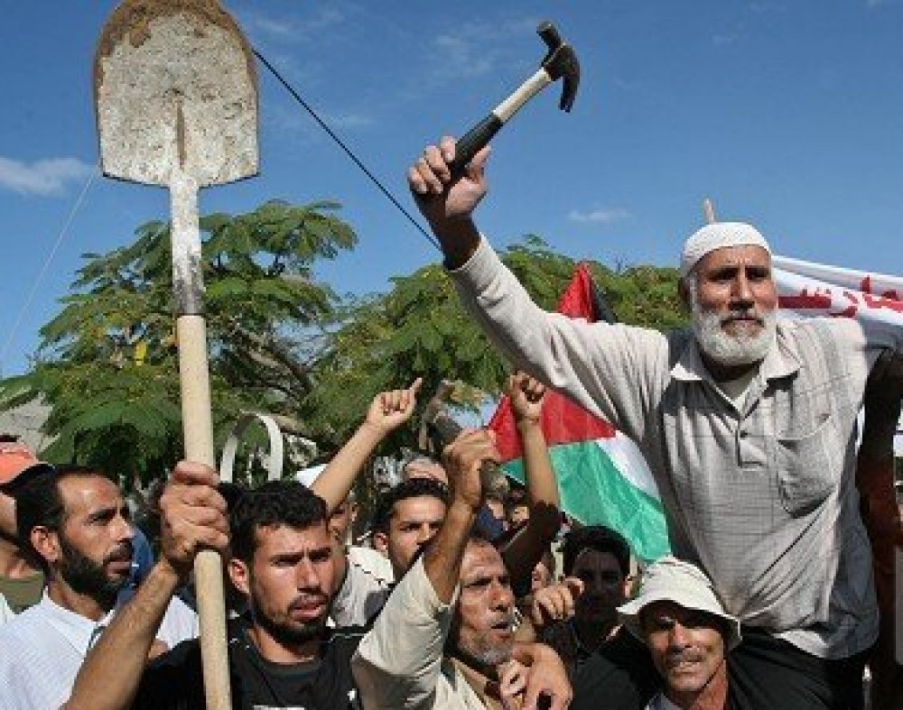 دليل الاغاثة الفلسطيني - العمل : تجميد المستحقات و إعفاء آلاف العمال من  رسوم التأمين الصحي ... مرفق رابط الاستعلام